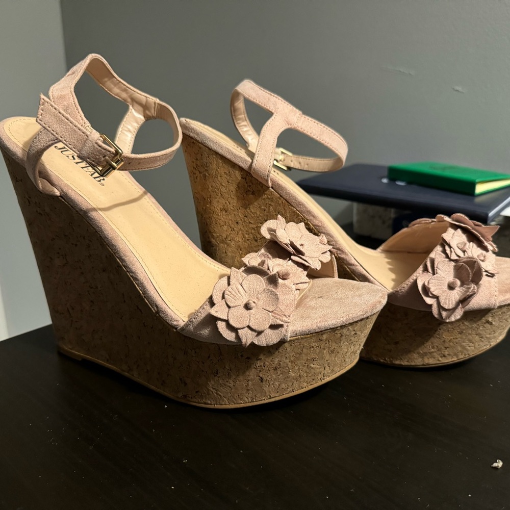 Flirty summer heeled sandal. With flower on top